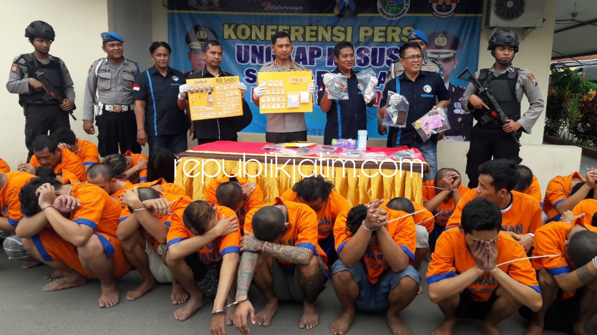 PENGEDAR - Sebanyak 29 pengedar narkoba diamankan petugas Satuan Resnarkoba, Polresta Sidoarjo dalam waktu 2 pekan terakhir beserta barang buktinya, Rabu (16/01/2019).