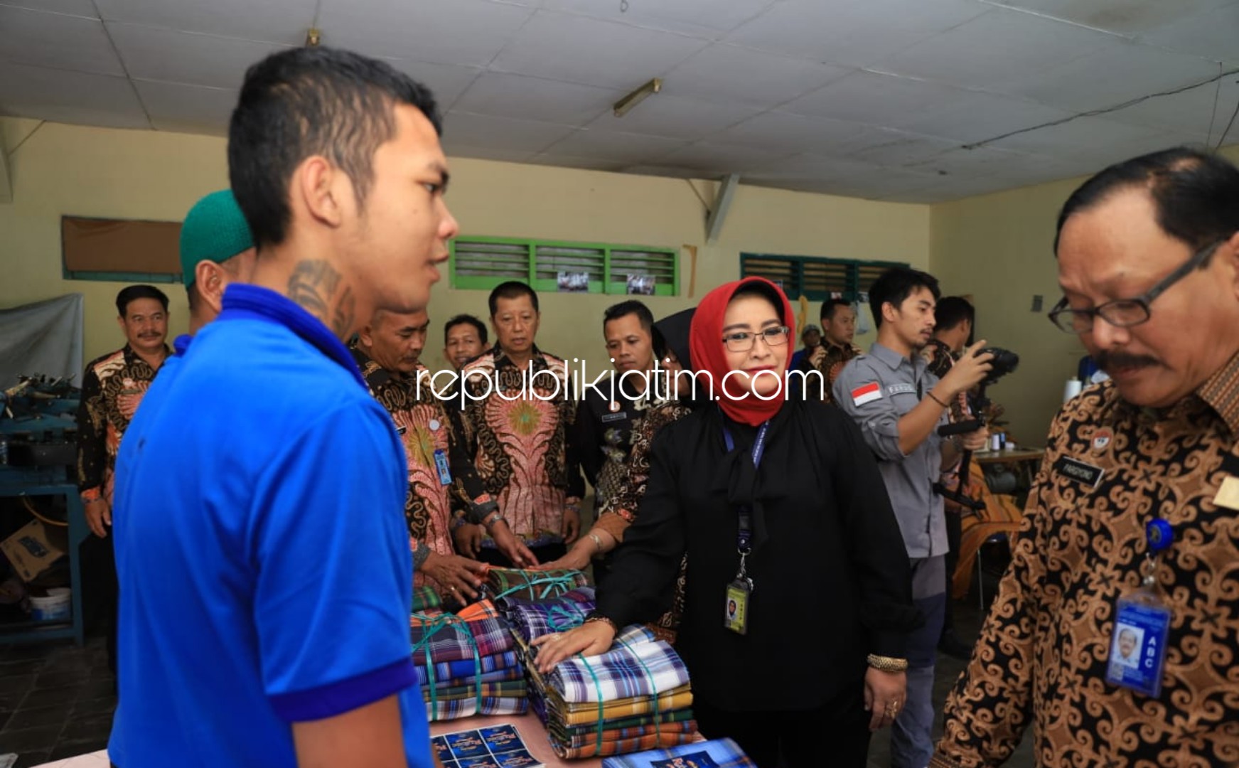 RESMIKAN - Kepala Kanwil Kemenkumham Jatim, Susy Susilawati usai meresmikan Unit Layanan Kunjungan dan Informasi di Lapas Malang meninjau sejumlah produk warga binaan, Kamis (16/01/2020).