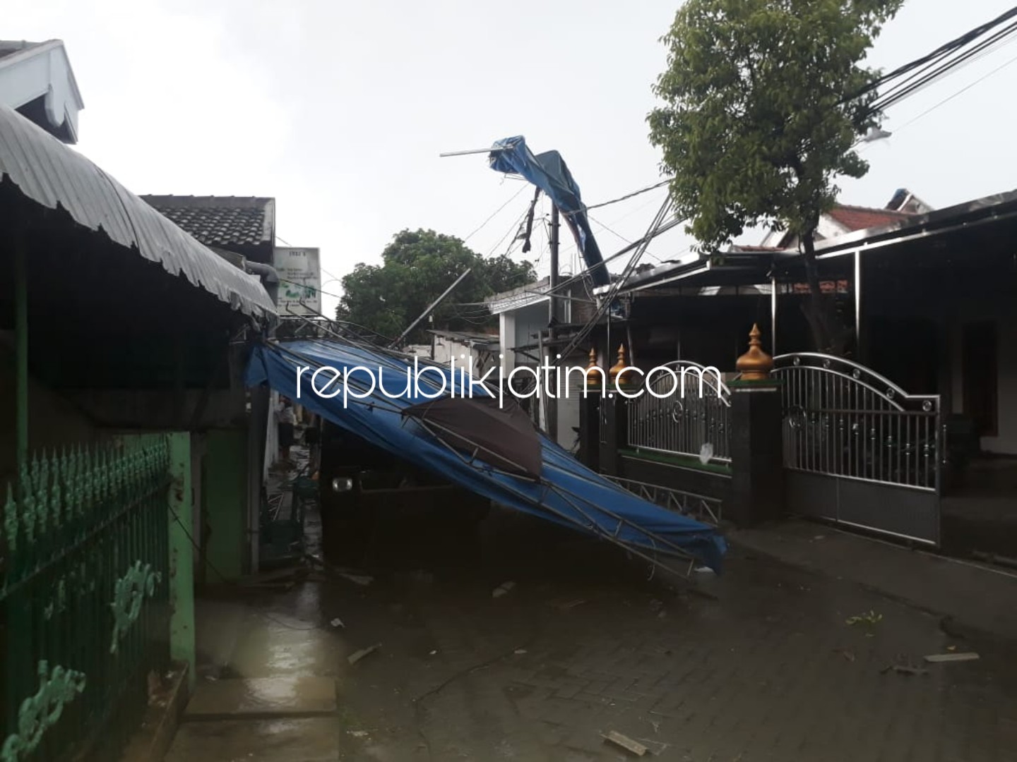AMBRUK - Terop (tenda) hajatan di salah satu rumah warga Dusun Bungur, Desa Medaeng, Kecamatan Waru, Sidoarjo beserta sekitar 30 rumah warga yang rusak bagian atapnya diterjang puting beliung, Rabu (16/01/2019) petang.