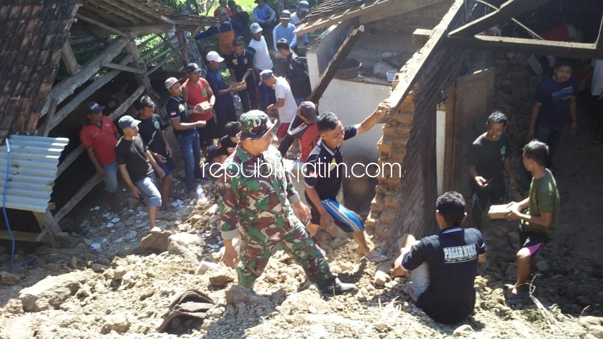 BAKSOS - Puluhan pesilat Gasmi bersama TNI dan Polri kerja bakti membersihkan puing-puing longsor di rumah Bonasir warga Dusun Sumberjo, Desa Munggu, Kecamatan Bungkal, Ponorogo, Kamis (16/01/2020).