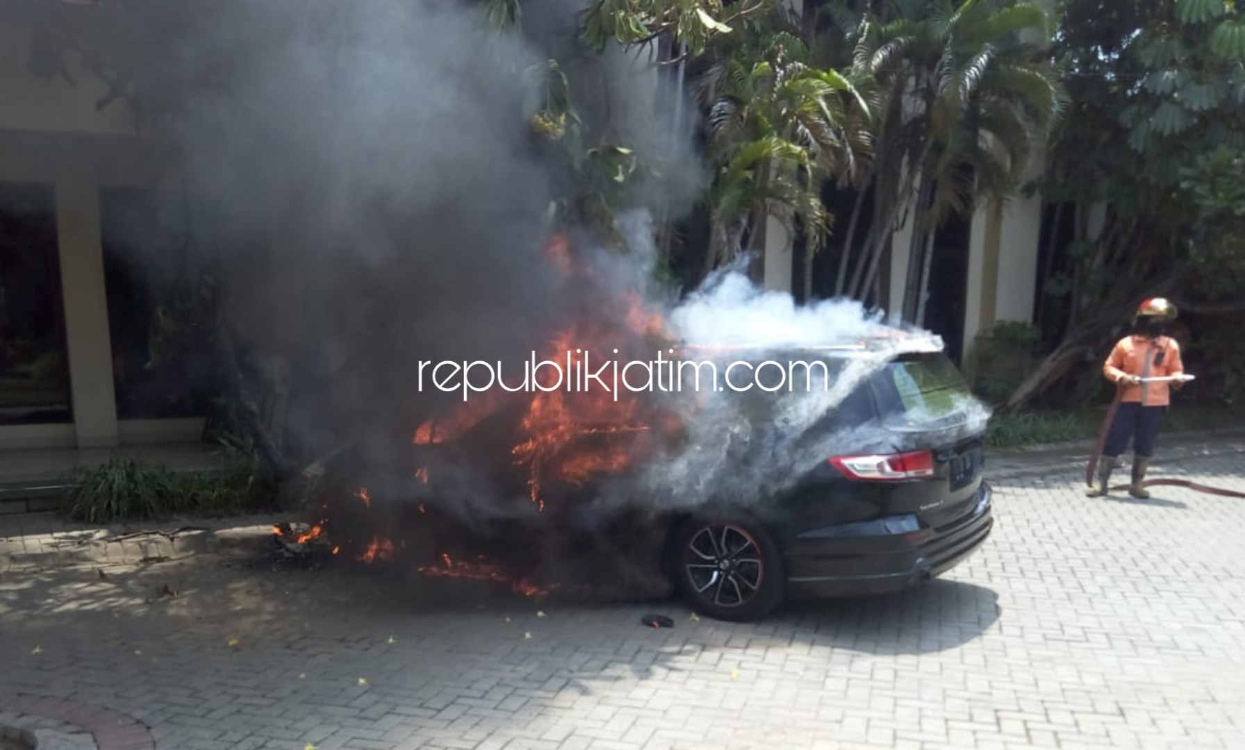 TERBAKAR - Sebuah mobil Honda Odyssey Tahun 2010 hitam metalik bernopol P 1179 SX terbakar di depan Tivoli Bumi Citra Fajar (BCF) Sidoarjo, Jumat (17/01/2020).