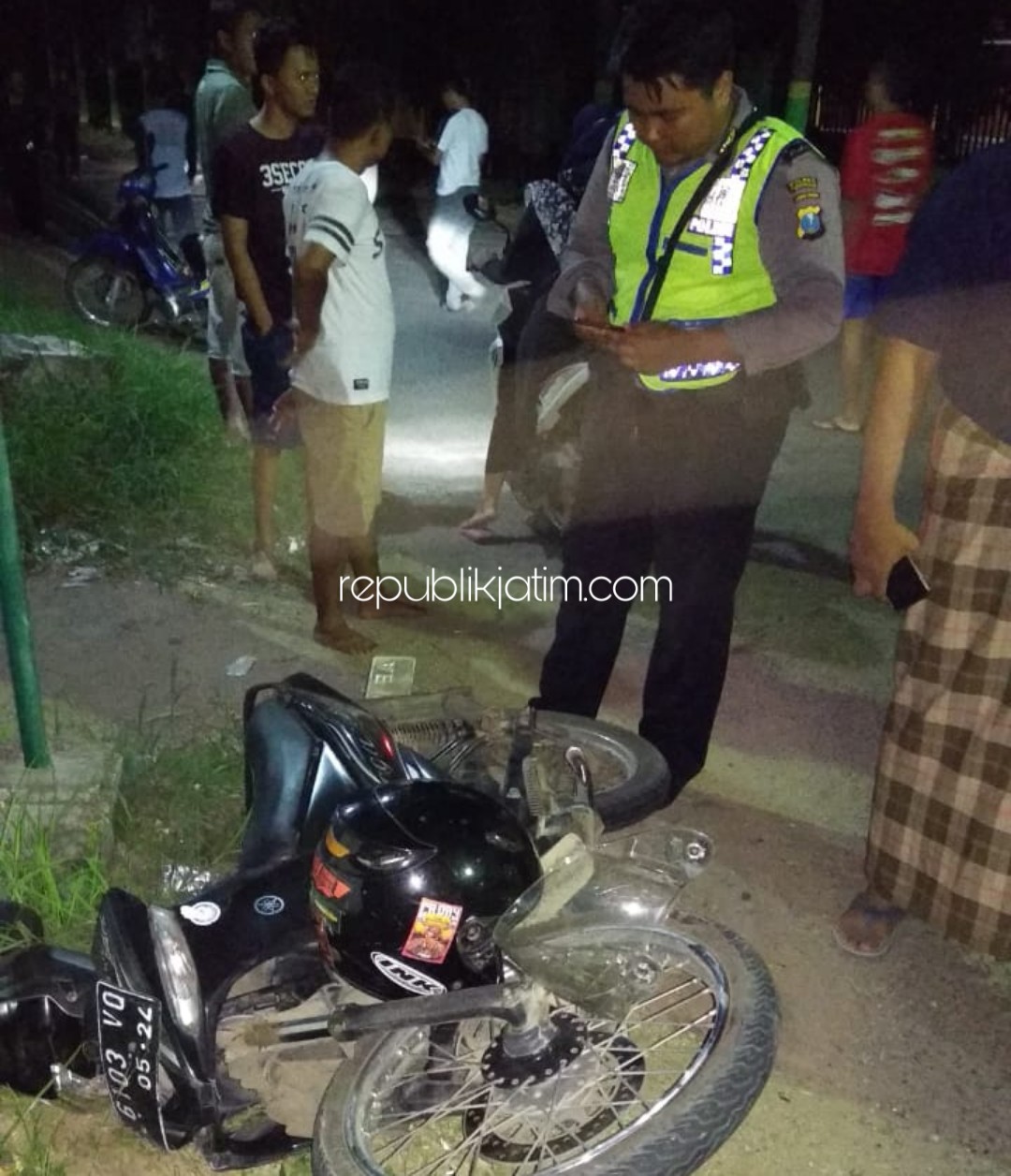 EVAKUASI- Polisi mengevakuasi pengendara motor korban kecelakaan di JL Raya Bungkal, Ponorogo ke rumah sakit, Kamis (16/01/2020) malam.