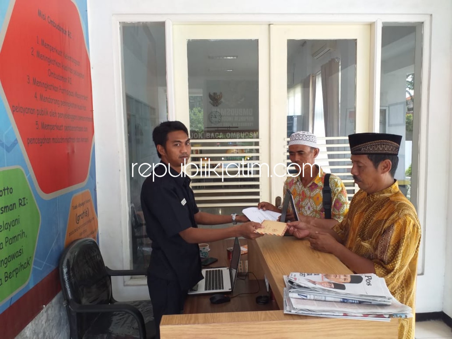LAPORAN - Perwakilan warga Desa Kepatihan, Kecamatan Tulangan, Sidoarjo, Sutaji melaporkan kasus dugaan pungli PTSL di kampungnya ke Ombudsman, Jumat (18/01/2019).