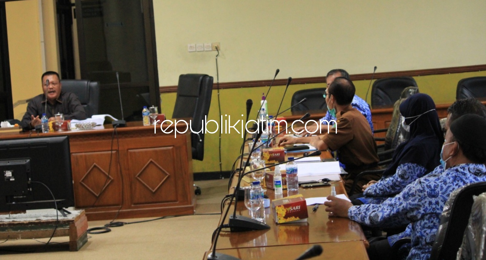 HEARING - Anggota dan pimpinan Komisi C DPRD hearing dengan Dinas Pekerjaan Umum Bina Marga dan Sumber Daya Air (PUBM dan SDA) Pemkab Sidoarjo membahas soal kerusakan sejumlah jalan di Sidoarjo yang tak kunjung diperbaiki, Senin (18/01/2021).