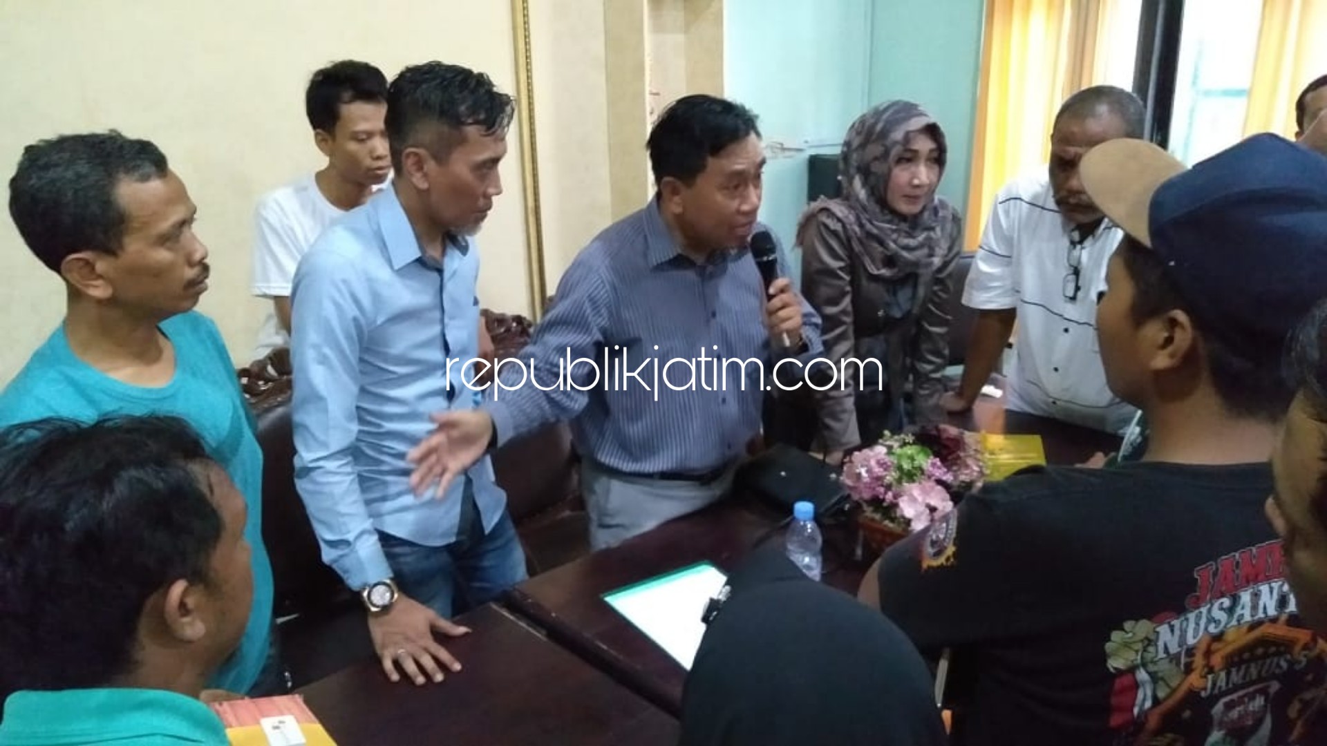 TUNTUT PENCAIRAN - Puluhan user (pembeli) tanah kapling di Desa Kepunten, Kecamatan Tulangan, Sidoarjo meminta penjelasan pengembang di aula Kantor Kecamatan Wonoayu soal pencairan uang yang mereka, Sabtu (18/01/2020).