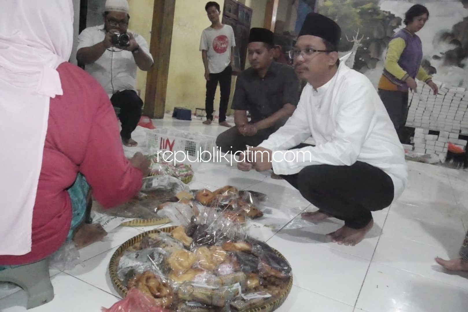 UMKM - Bacabup Sidoarjo, Ahmad Muhdlor Ali (Gus Muhdlor) memgunjungi salah satu UMKM jajanan dan makanan milik Alifah di Gang I, Kelurahan Kauman, Kecamatan/Kabupaten Sidoarjo, Sabtu (18/01/2020).