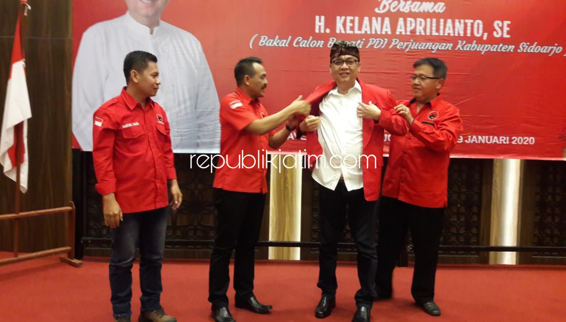 BAJU - Bacabup Sidoarjo, Kelana Aprilianto mengenakan baju jas merah berlogo PDIP usai memberikan orasi bebas dihadapan ratusan kader dan pengurus ranting, PAC dan DPC PDI Perjuangan di Fave Hotel Sidoarjo, Minggu (19/01/2020) malam.