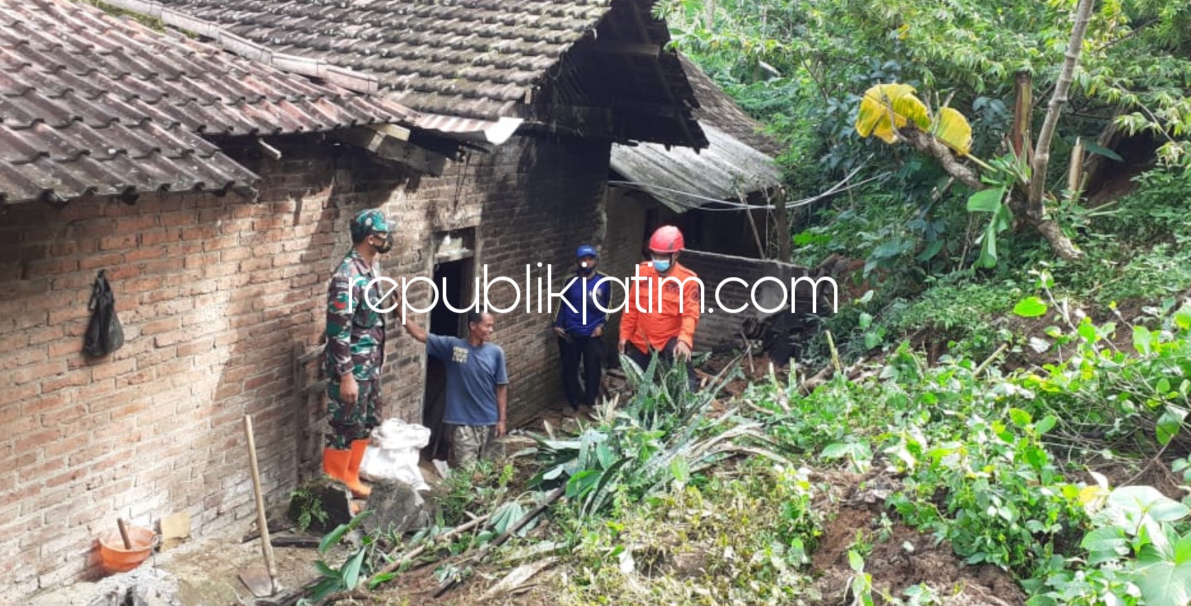 LONGSOR - Kondisi rumah Marni yang tertimpa tebing di belakang rumahnya dicek tim BPBD Pemkab Ponorogo sekaligus mengecek tanah gerak rawan longsor di Desa Munggung, Kecamatan Bungkal dan Desa Banaran, Kecamatan Pulung, Kamis (21/01/2021).