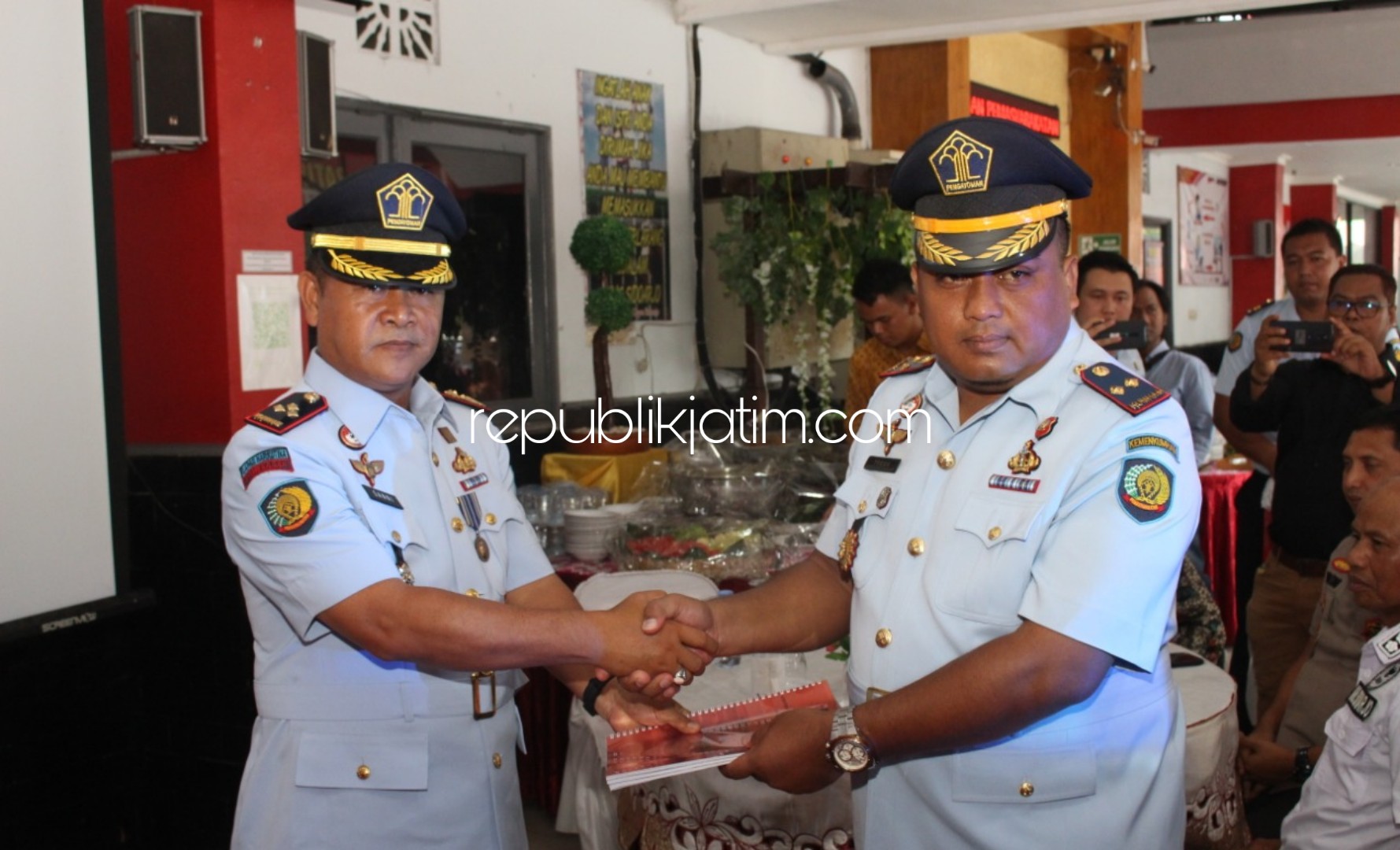 SERTIJAB - Kepala Kanwil Kemenkumham Jatim, Susy Susilawati memimpin acara sertijab Kepala Lapas Kelas II A Sidoarjo dari Muhammad Susanni kepada Teguh Pamuji, Selasa (21/01/2020).