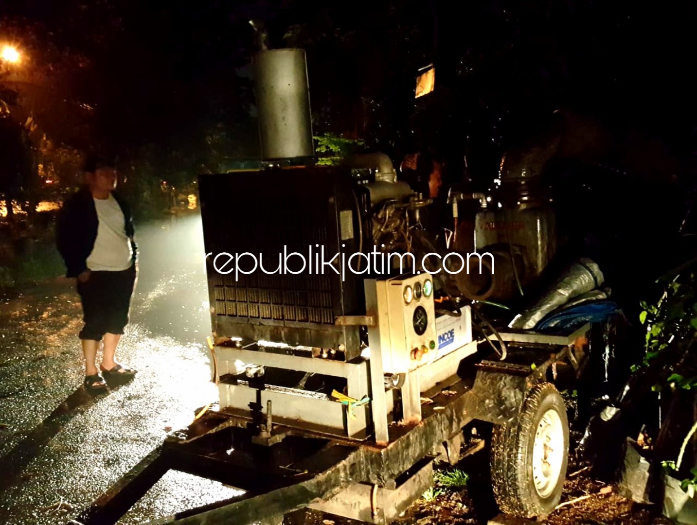 SIDAK - Bupati Sidoarjo, Saiful Ilah didampingi Kepala BPBD Pemkab Sidoarjo, Dwi Prawito menggelar sidak dan menyaksikan pompa penyedot air banjir, Minggu (21/01/2019) malam.