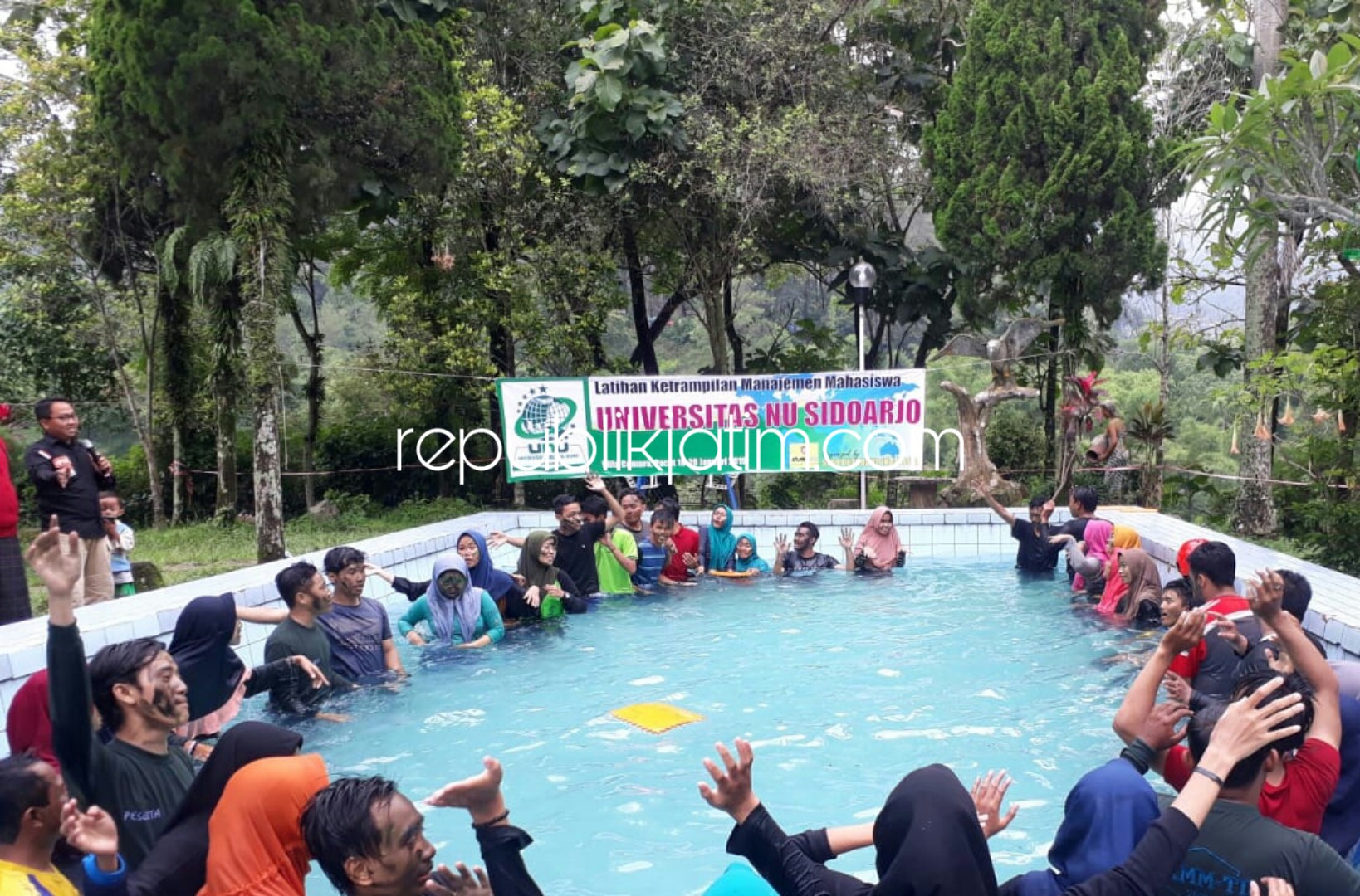 PEMBEKALAN - Para dosen Unusida memberikan pembekalan dalam Latihan Ketrampilan Manajemen Mahasiswa Tingkat Menengah (LKMM-TM) mulai tanggal 18 hingga 20 Januari 2019, di Villa Cemara, Pacet, Mojokerto.