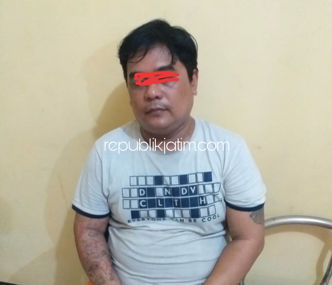 DITAHAN - Tersangka Andy Kurniawan (44) warga Dusun Bibis Barat, Desa Tambakkemerakan, Kecamatan Krian Sidoarjo ditahan penyidik Polsek Balongbendo karena menggasak HP milik PNS di Desa Jabaran, Kecamatan Balongbendo, Sidoarjo, Kamis (21/01/2021).