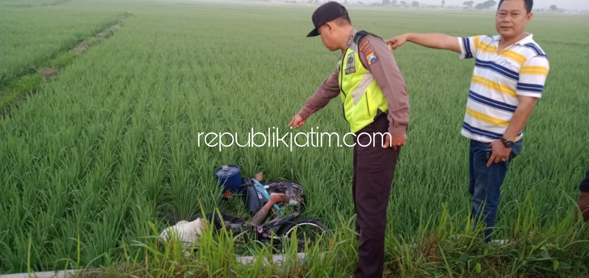 OLAH TKP - Petugas menggelar olah TKP penemuan jenazah Purman warga Dusun Bedali, Desa Campursari, Kecamatan Jetis, Ponorogo yang ditemikan tewas di persawahan, Selasa (21/01/2020).