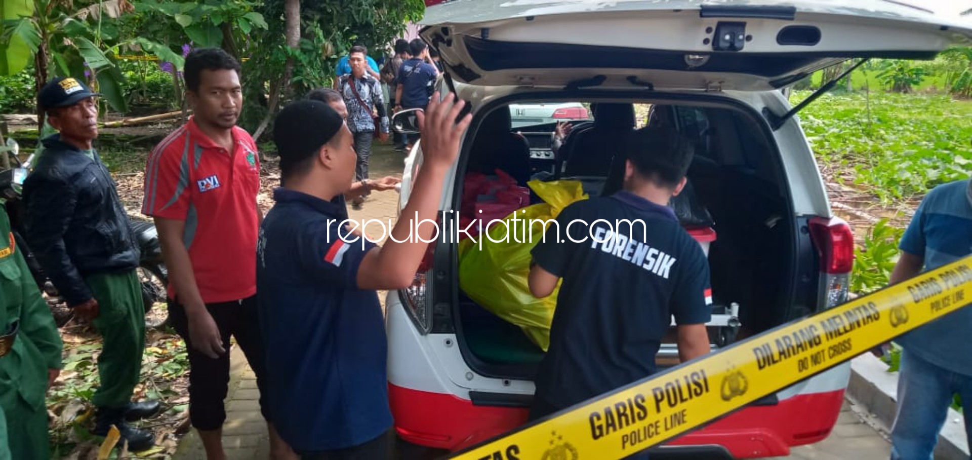 PEMBONGKARAN - Sejumlah petugas Inafis dan Satuan Reskrim, Polresta Sidoarjo membongkar makam Tadarus Faris Lukman Hakim (23) warga Dusun Sigit, Desa Kedungkembar, Kecamatan Prambon, Sidoarjo karena diduga jadi korban penganiayaan, Rabu (22/01/2020).