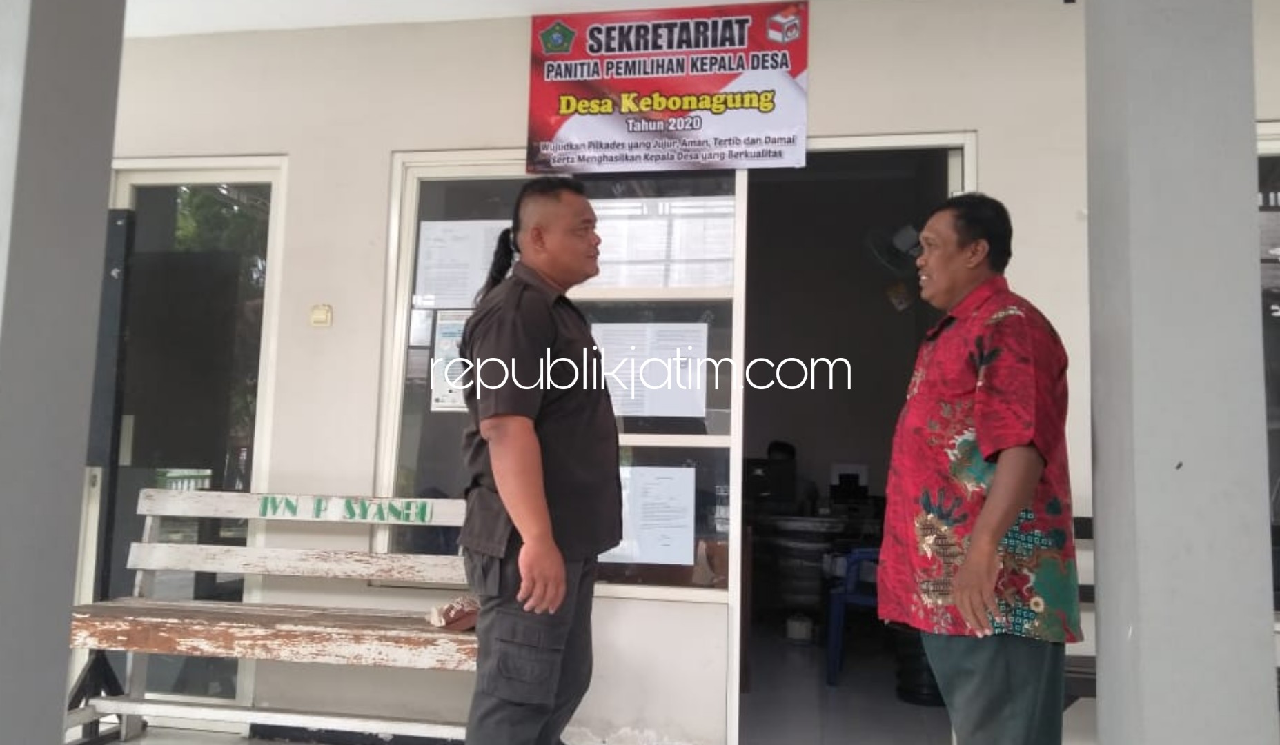 SEPI - Panitia Pemilihan Kepala Desa Kebonagung, Sumarto (kanan) menunggu para Cakades yang bakal mendaftarkan diri di kantor seketariat pendaftaran, Rabu (22/01/2020).