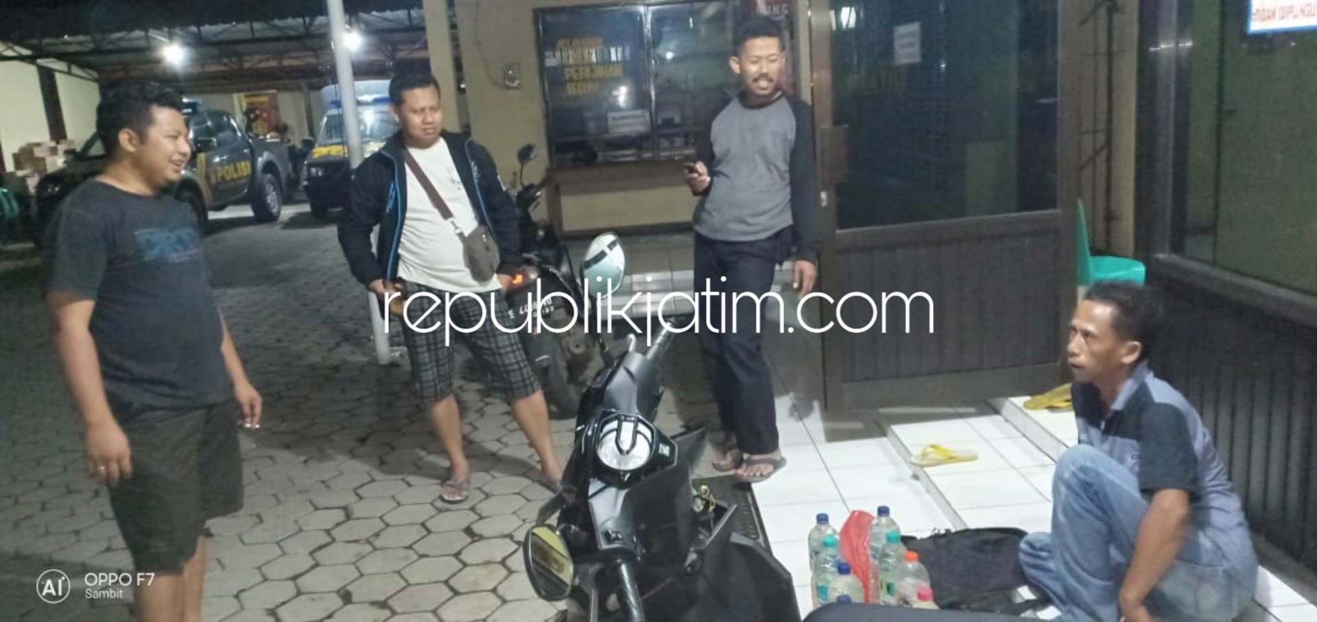 DIRINGKUS - Petugas menginterogasi tersangka penjual miras jenis arjo Tris (43) warga Dusun Kebatan, Desa Campurejo, Kecamatan Sambit, Ponorogo, Selasa (22/01/2019) dini hari.