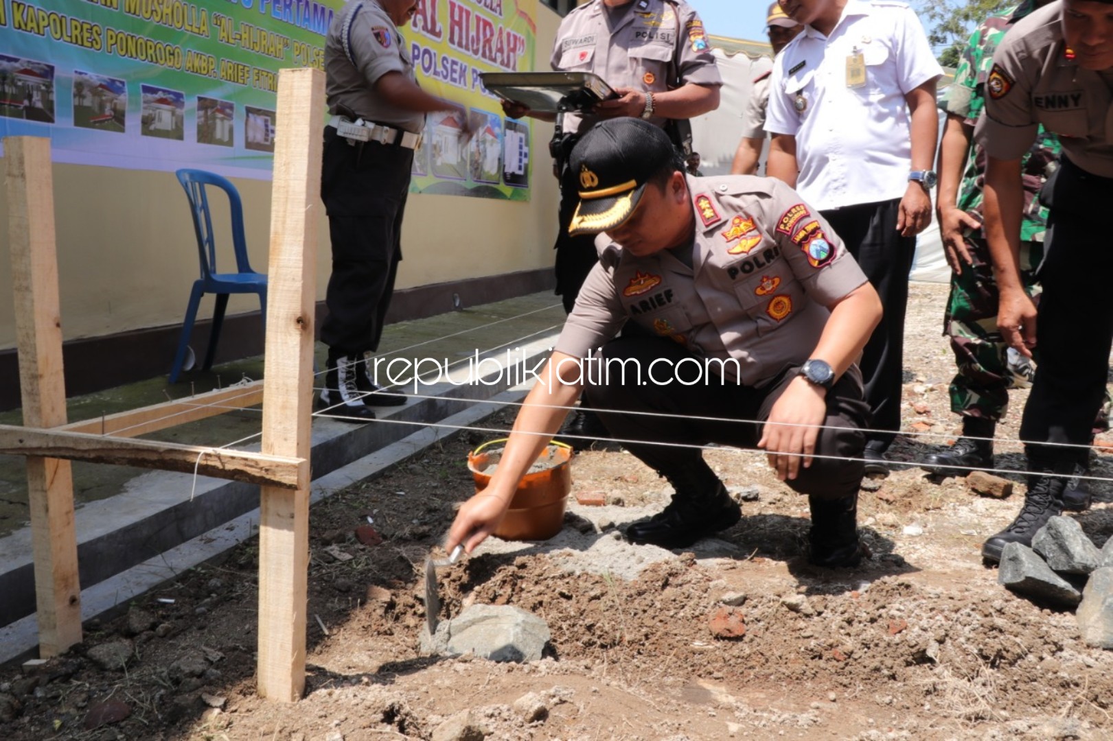 MUSALA - Kapolres Ponorogo, AKBP Arief Fitrianto meletakkan batu pertama bangunan musala di Polsek Pulung, Rabu (22/01/2020).