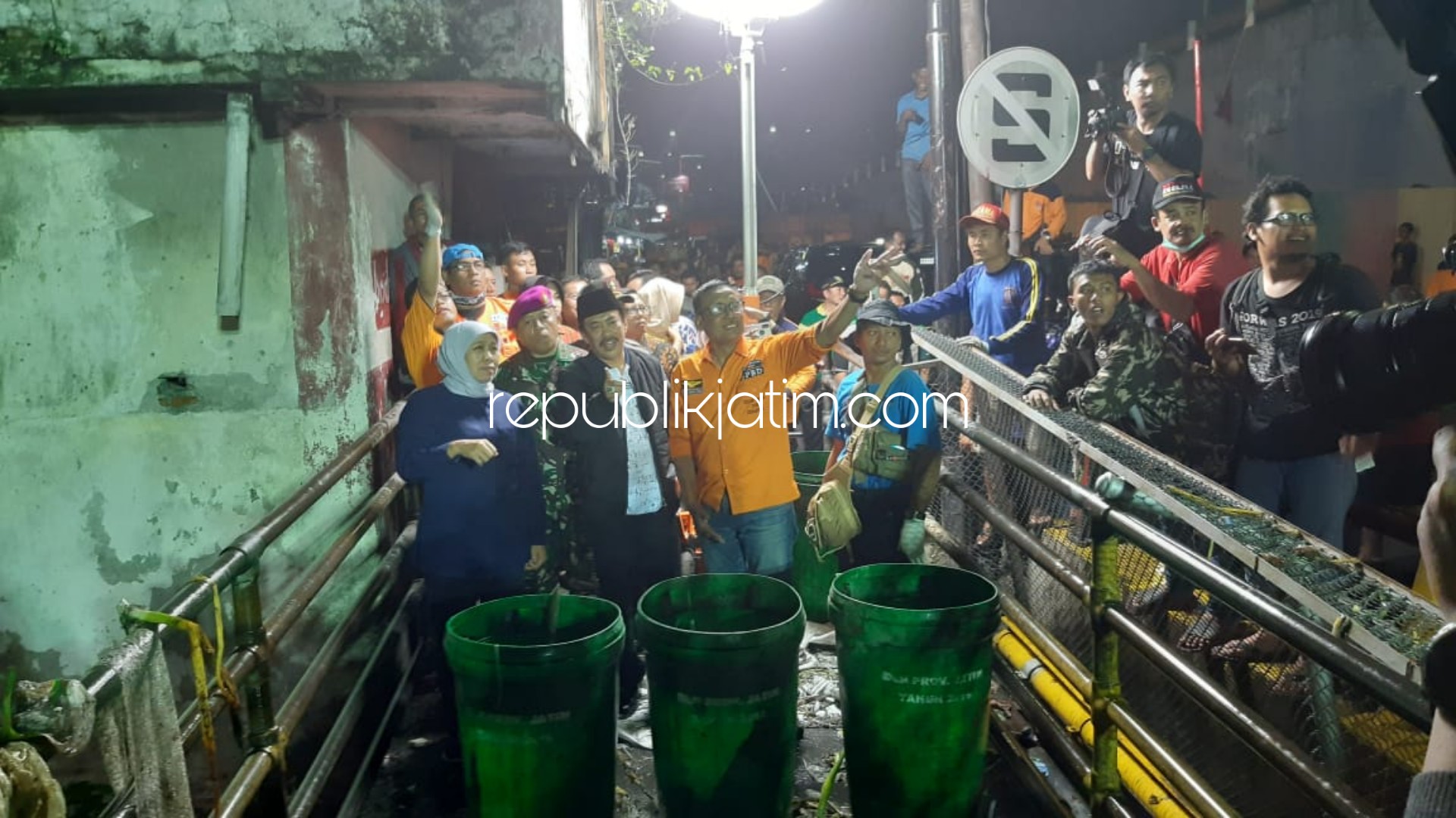 BERSIHKAN - Gubernur Jatim, Khofifah Indar Parawansa didampingi Plt Bupati Sidoarjo, Nur Ahmad Syaifuddin memantau proses bersih-bersih Sungai Buntung yang ada di Waru, Sidoarjo, Selasa (21/01/2020) malam.