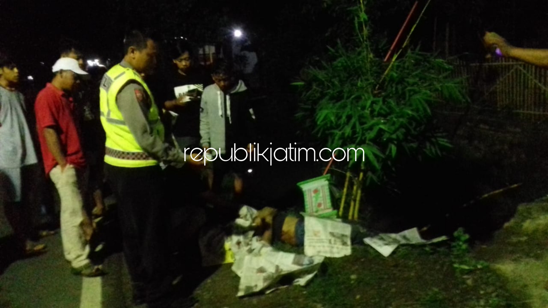 TEWAS - Sejumlah petugas Satuan Lantas dan warga berusaha mengevakuasi jenazah korban laka tunggal, Yogi Nur Rohmad mahasiswa asal Jenangan, Rabu (22/01/2020) dini hari.