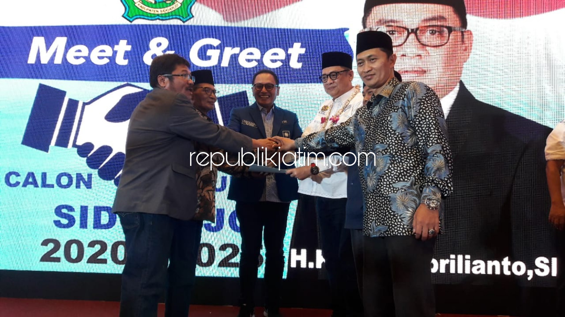 MANDAT - Bacabup Sidoarjo, Kelana Aprilianto menerima mandat berupa Surat Tugas dari DPD PAN Sidoarjo untuk maju dalam Pilkada sekaligus mencari pasangannya dan memanas mesin politiknya di Fave Hotel Sidoarjo, Rabu (22/01/2020) malam.