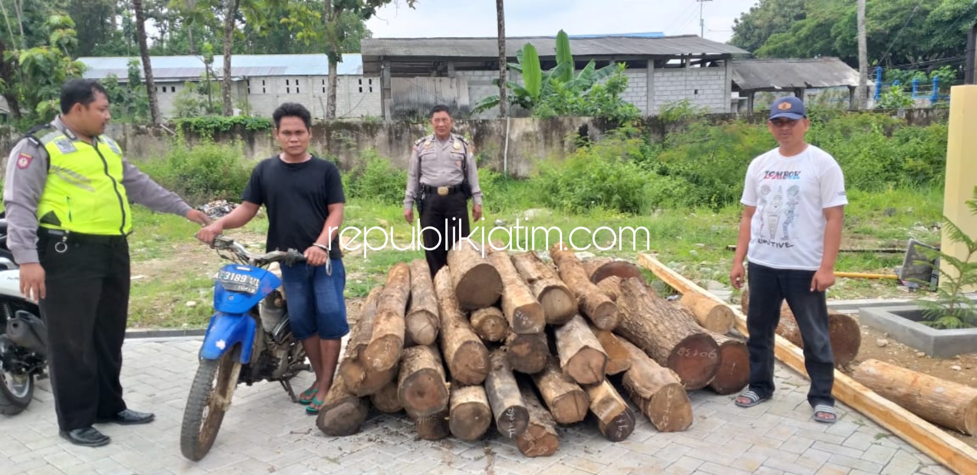 PEMBALAK - Petugas Polsek Pulung berhasil meringkus tersangka dan menyita barang bukti puluhan kayu gelondong, motor dan gergaji yang digunakan memotong kayu perhutani itu, Kamis (23/01/2020).