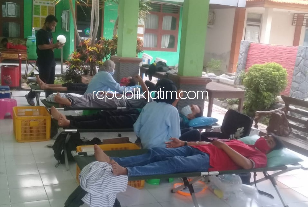 DONOR - Sebanyak 64 pendonor darah mengikuti acara Donor Darah Rutin di Balai Desa Terik, Kecamatan Krian, Sidoarjo, Minggu (24/01/2021). 