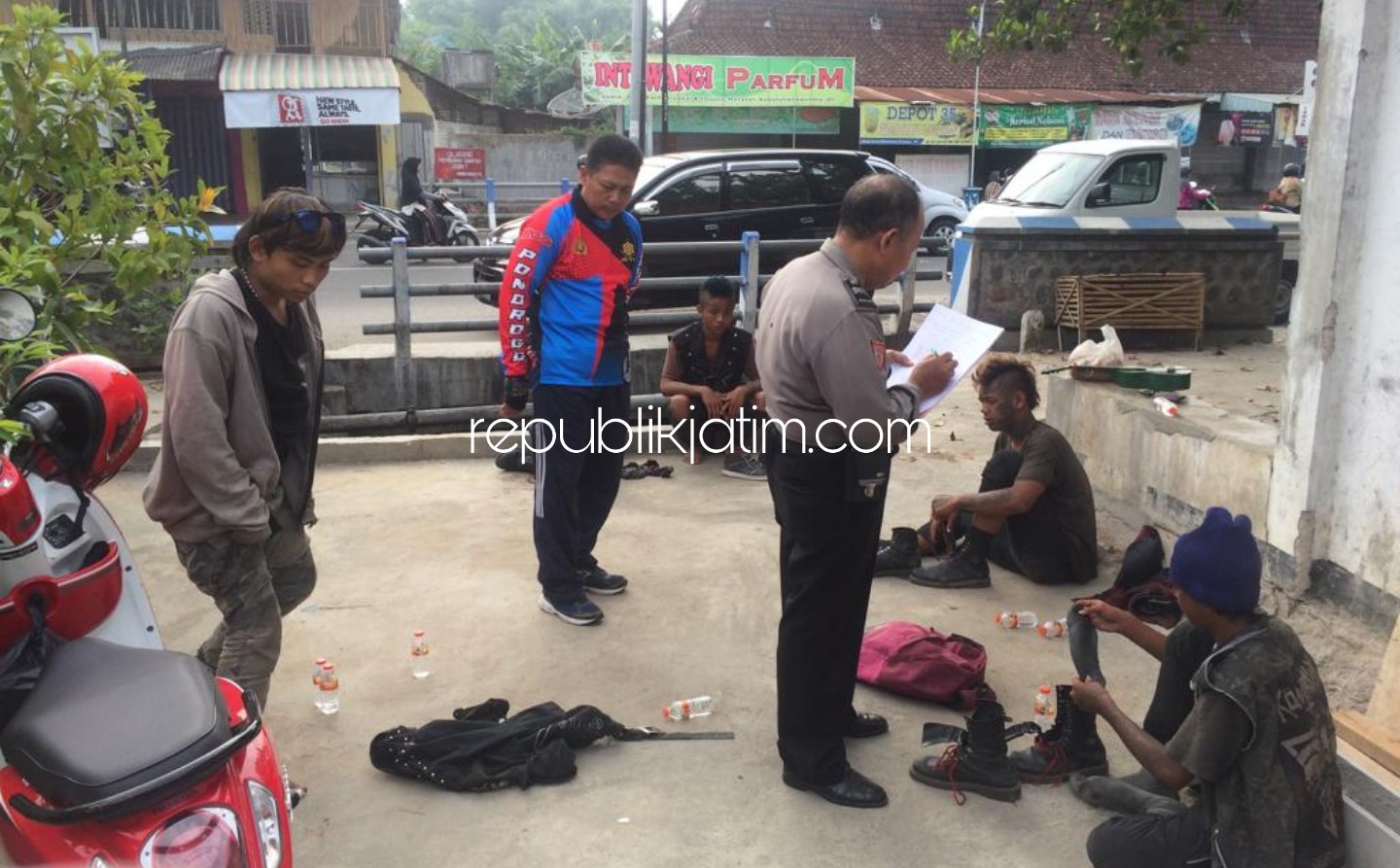 DIGIRING - Lima anak punk digiring ke Polsek Jetis untuk diberi pembinaan karena meresahkan warga dan pengguna jalan, Jumat (24/01/2020).