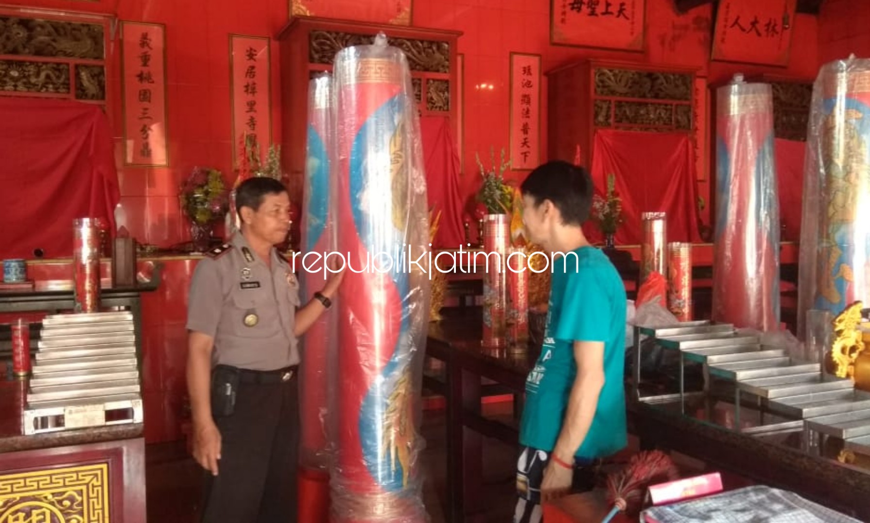 STERILKAN - Wakapolsek Krian, Kompol Suwarto memimpin sterilisasi Klenteng Teng Swie Bio Krian, Sidoarjo agar ibadah selama Imlek berjalan lancar, Jumat (24/01/2020).