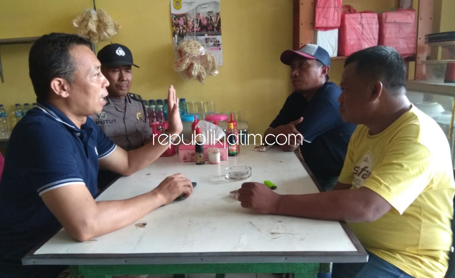 KLARIFIKASI - Sejumlah anggota Polresta Sidoarjo mengklarifikasi dua orang yang viral di Medsos dituding memalak sopir truk, Kamis (23/01/2020).