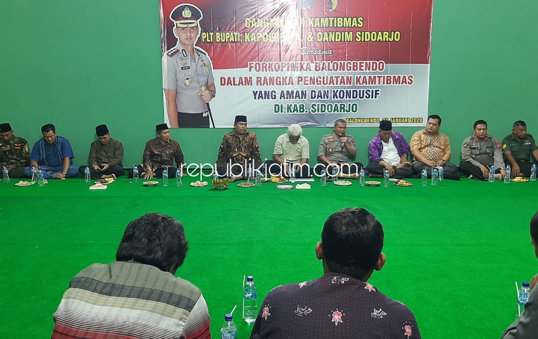 CANGKRUKAN - Wakapolresta Sidoarjo, AKBP M Anggi Naulifar Siregar, Asisten 1, M Ainur Rohman dan Forkopimka membahas Pilkades dan Pilkada di gedung Serbaguna, Kecamatan Balongbendo, Sidoarjo, Kamis (23/01/2020) malam.