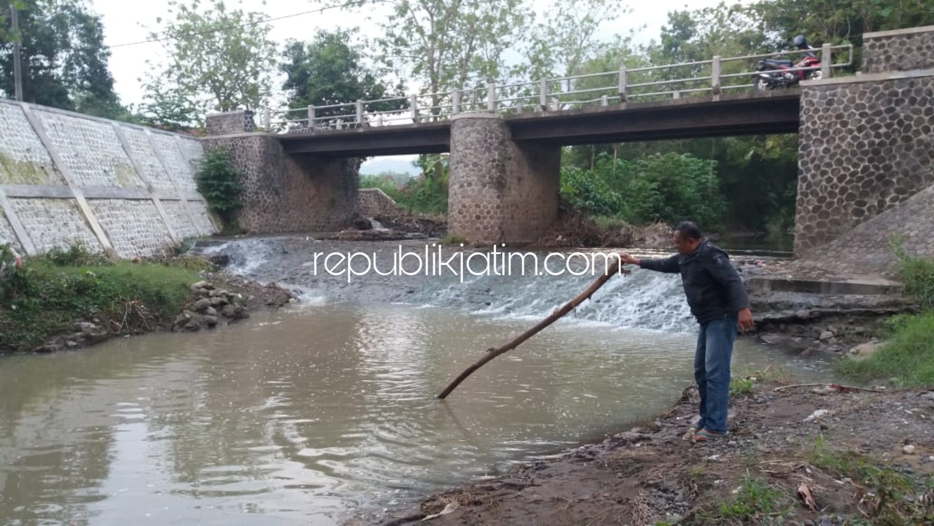 TENGGELAM - Petugas menjajaki kedalaman sungai yang membuat korban Nazril Gilang R (9) anak tunggal pasutri Sumali dan Nia tewas tenggelam, Kamis (23/01/2020) petang.