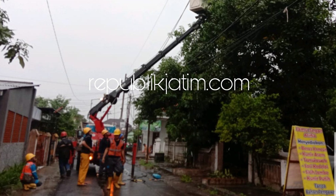 RUSAK - Sejumlah rumah warga di Perum TNI AL rusak diterjang puting beliung serta tiang listrik di Desa/Kecamatan Candi, Sidoarjo ambruk diterjang puting beliung, Minggu (24/01/2021) sore.