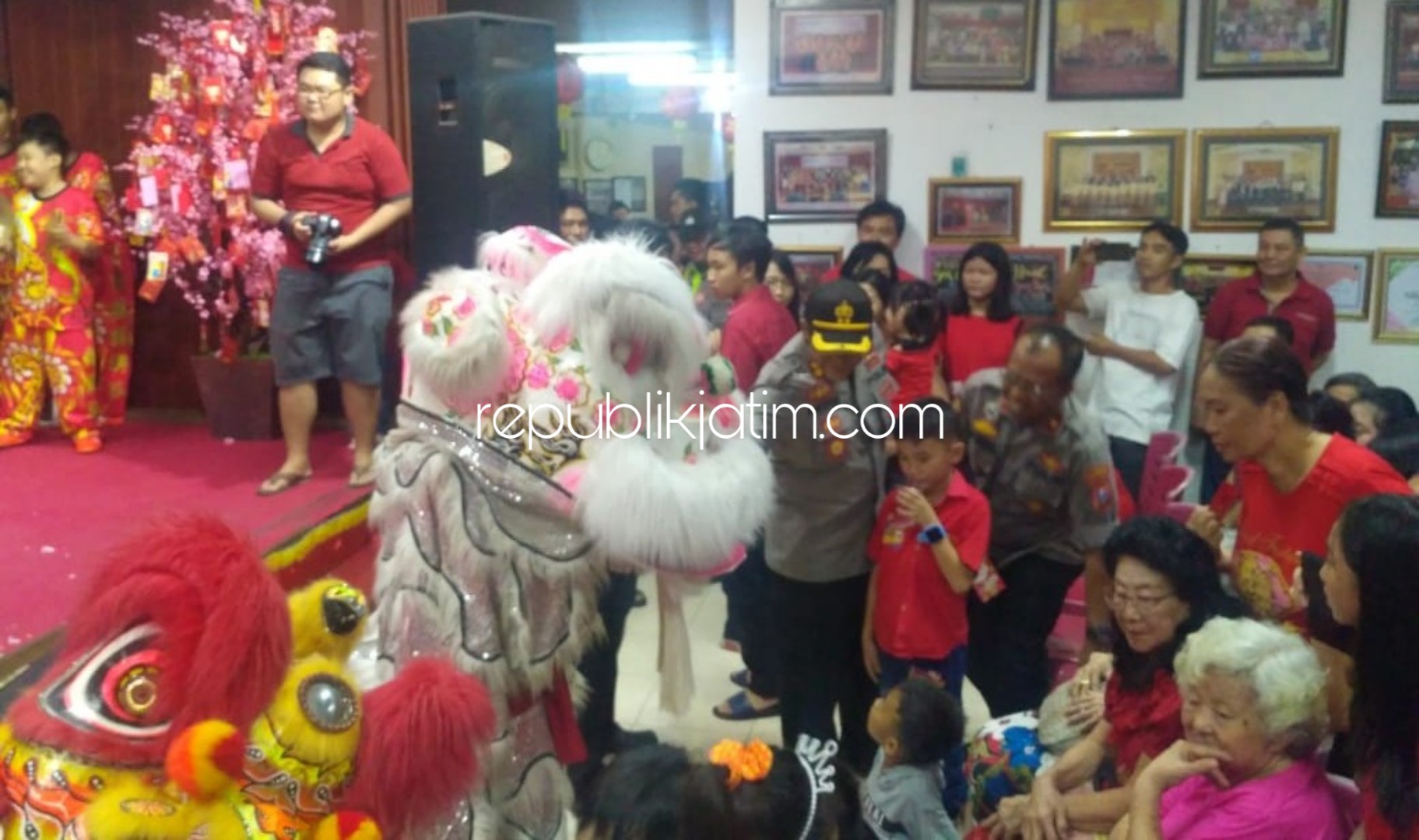 KUNJUNGI - Wakapolresta Sidoarjo, AKBP M Anggi Naulifar Siregar mengunjungi Klenteng Tri Dharma Teng Swie Bio, Krian, Sidoarjo untuk memastikan keamanan, Jumat (24/01/2020) malam.