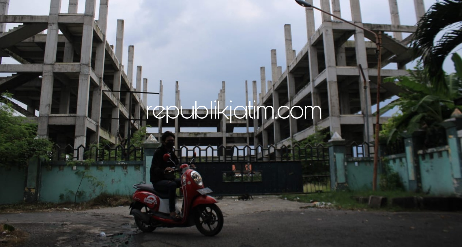 MANGKRAK - Proyek bangunan Wisma Atlet yang ada di JL Pahlawan, Sidoarjo yang dikerjakan senilai Rp 13,4 miliar mangkrak setelah ada kasus OTT KPK sekitar setahun lalu, Senin (25/01/2021).