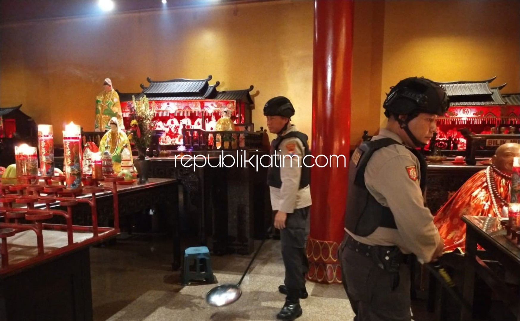 STERILKAN - Sejumlah petugas Polresta Sidoarjo mensterilkan Klenteng Tri Dharma Tjong Hok Kiong JL Hangtuah, Sidoarjo untuk mengamankan perayaan Imlek, Sabtu (25/01/2020).