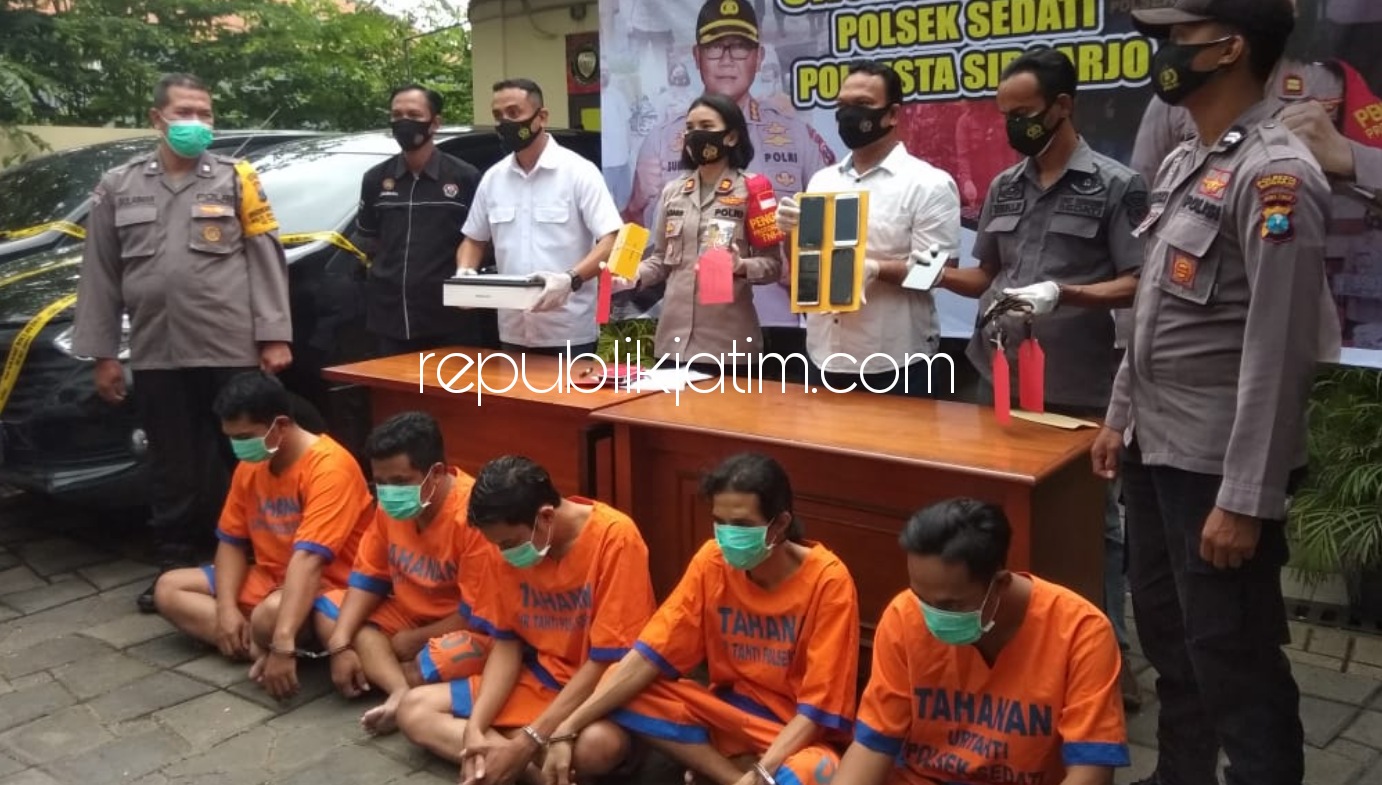 RESEDIVIS - Sebanyak lima resedivis tindak pidana pencurian dilamerkan petugas Reskrim Polsek Sedati beserta barang buktinya, Senin (25/01/2021). 