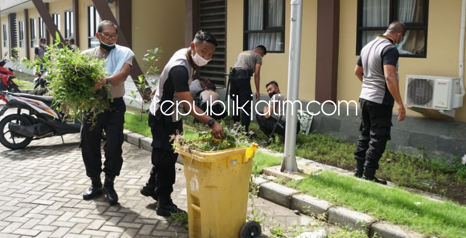 BERSIH - Kapolresta Sidoarjo, Kombes Pol Sumardji mengajak anggotanya berolahraga dan membersihkan lingkungan sekitar Polresta Sidoarjo untuk menjaga imun anggotanya, Selasa (26/01/2021).