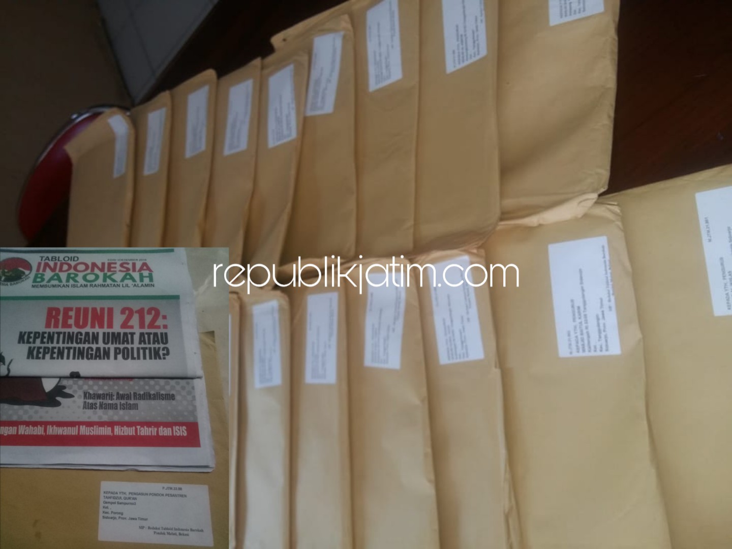 DIAMANKAN - Sebanyak 183 eksemplar Tabloit Indonesia Barokah yang bakal disebar di sejumlah kecamatan di Sidoarjo diamankan di Bawaslu Sidoarjo, Sabtu (26/01/2019).