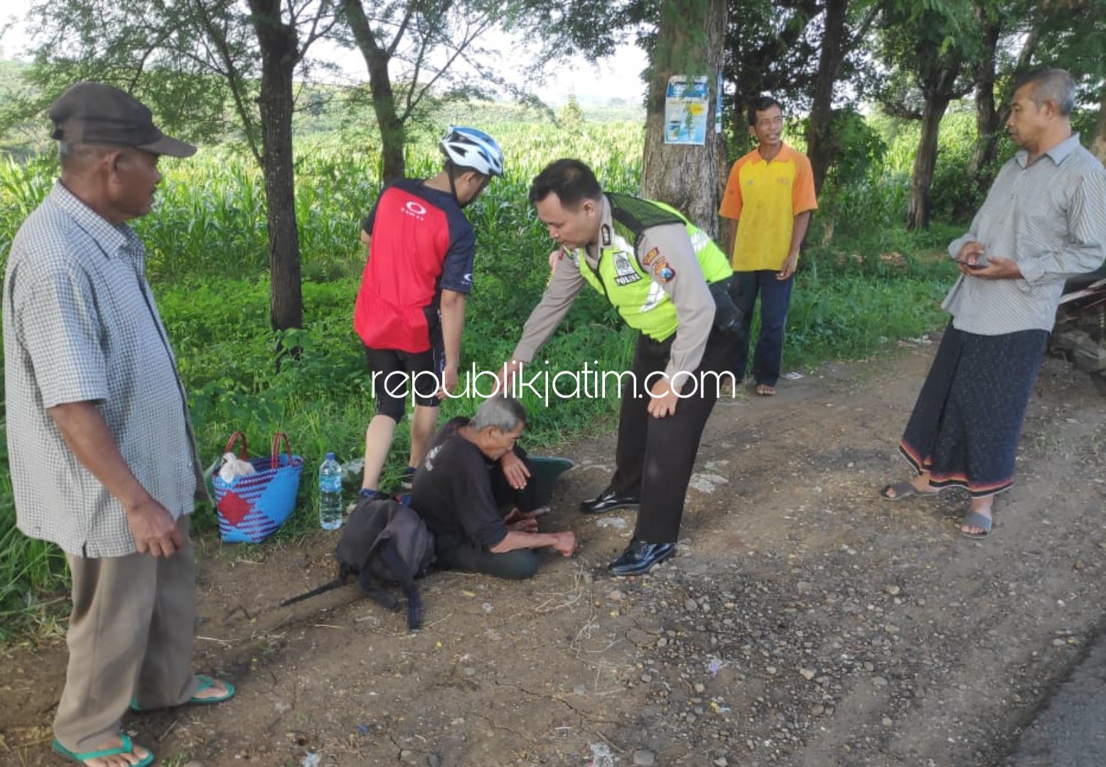 BERUNTUNG - Mbah Bejo masih bejo (beruntung) karena selamat usai tertabrak minibus dan hanya mengalami patah kaki, Sabtu (25/01/2020).