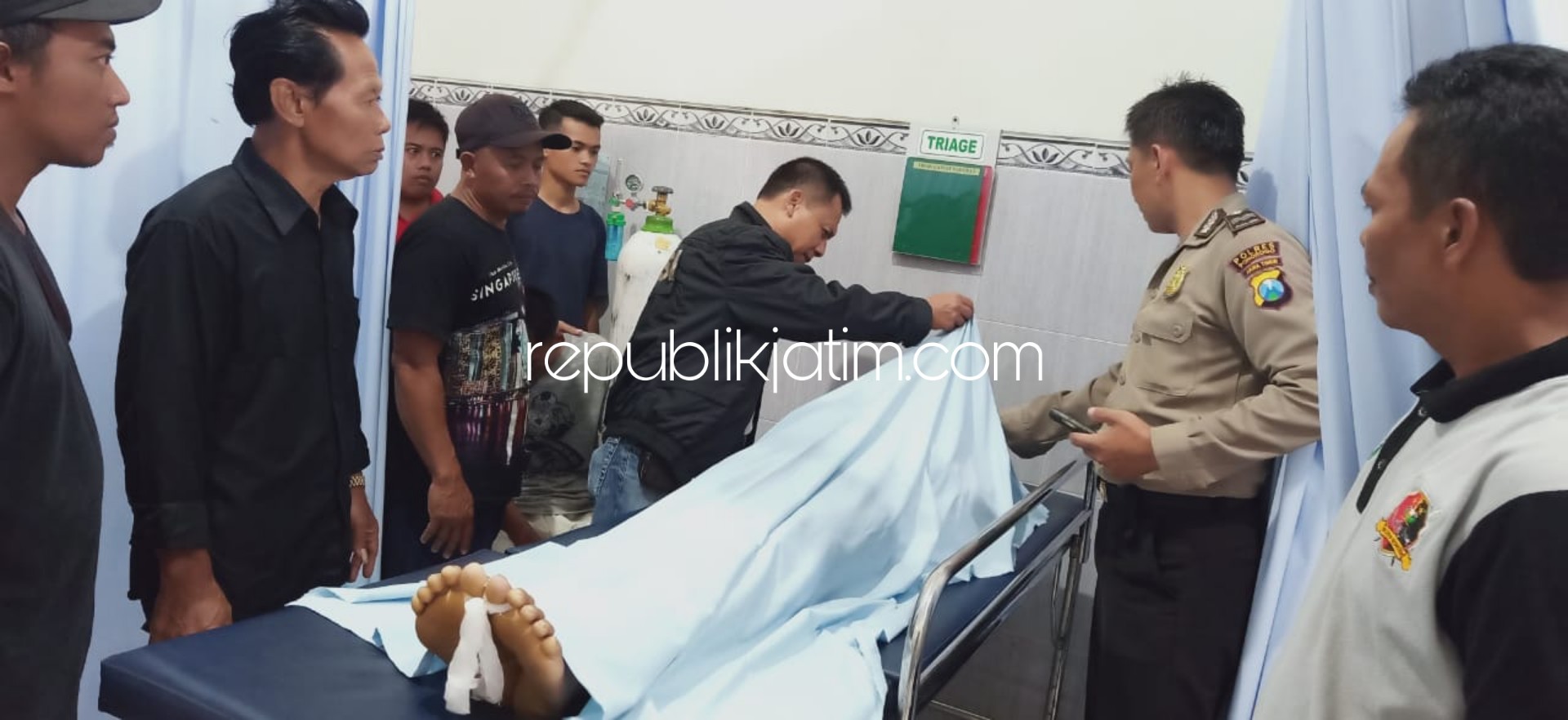 TEWAS - Korban Ferry Choirul Anam (17) seusai divisum dan dibungkus kain kafan di Puskesmas Badegan, Sabtu (25/01/2020).
