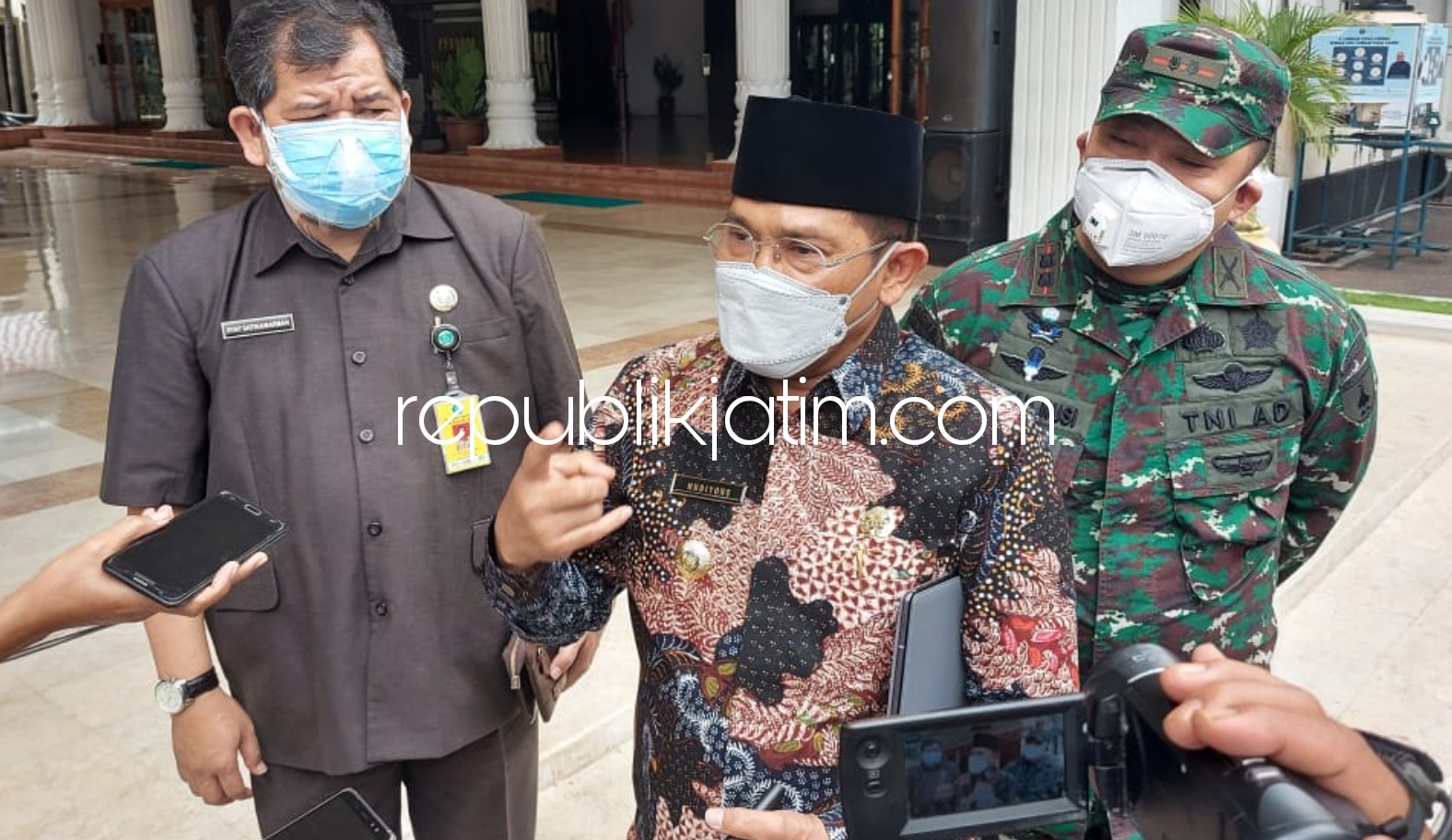 PERPANJANG - Pj Bupati Sidoarjo, Hudiyono memberikan keterangan soal perpanjangan PPKM jilid kedua yang bakal juga memperketat dengan penutupan tempat umum dan menggalakkan operasi yustisi, Selasa (26/01/2021).