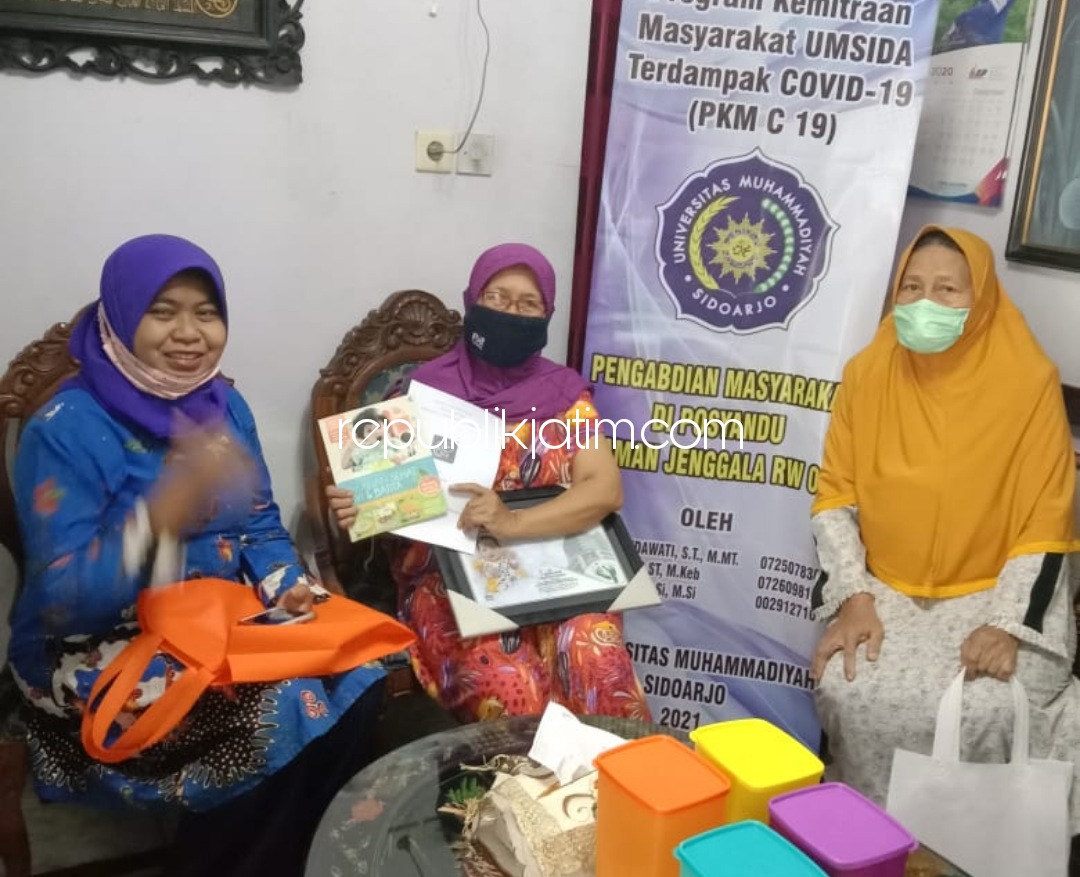 PELATIHAN - Ketua Tim Abdimas Umsida, Yulian Findawati memberikan pelatihan penggunaan Whatsapp (WA) Bot pada kelompok kecil serta pembagian modul bagi penyuluh Posyandu RW 04, Perumahan Taman Jenggala, Desa Larangan, Candi, Sidoarjo, Selasa (26/01/2021).