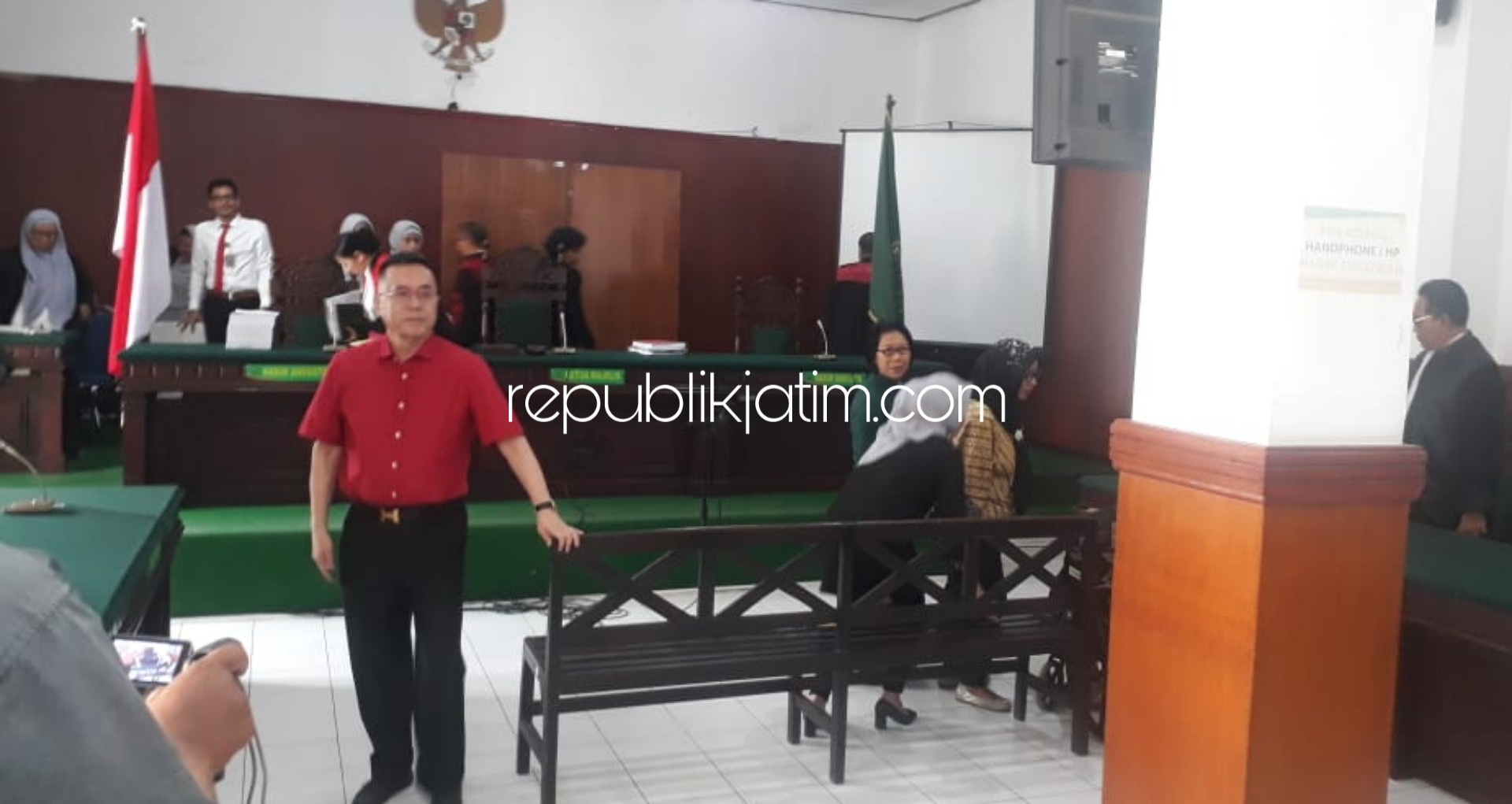 DITUNDA - Sidang tuntutan bagi 5 terdakwa kasus dugaan penyerobotan tanah Puskopkar Jatim di ruang sidang Utama Delta Kartika Pengadilan Negeri Sidoarjo ditunda, Senin (27/01/2020).