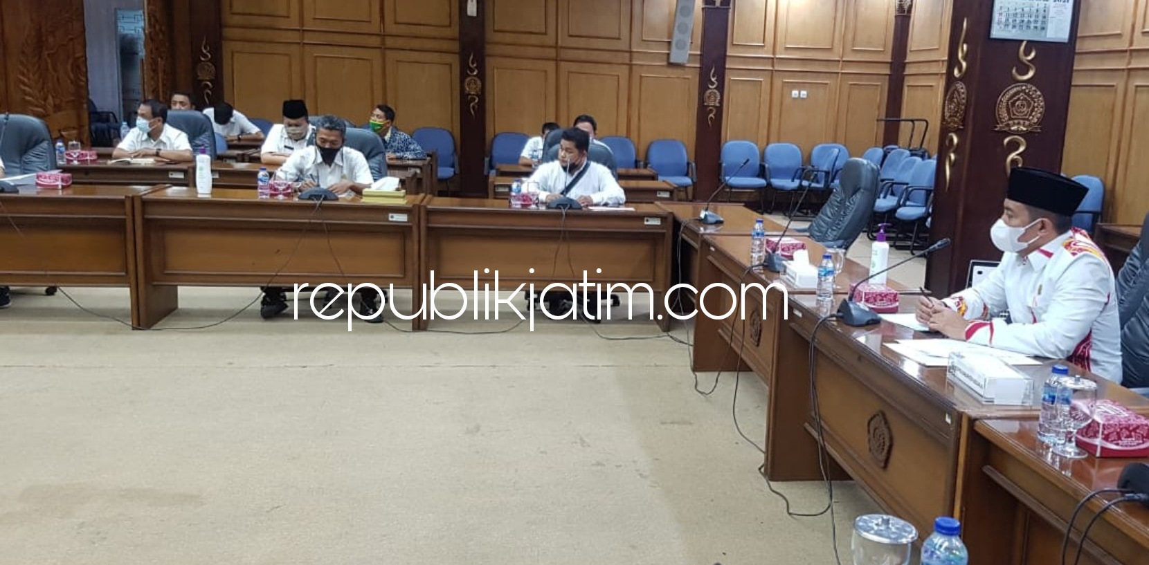 HEARING - Ketua Komisi D DPRD Sidoarjo, M Dhamroni Chudlori memimpin hearing bersama GTT dan PTT serta Dinas Pendidikan dan BKD Pemkab Sidoarjo, Rabu (27/01/2021).