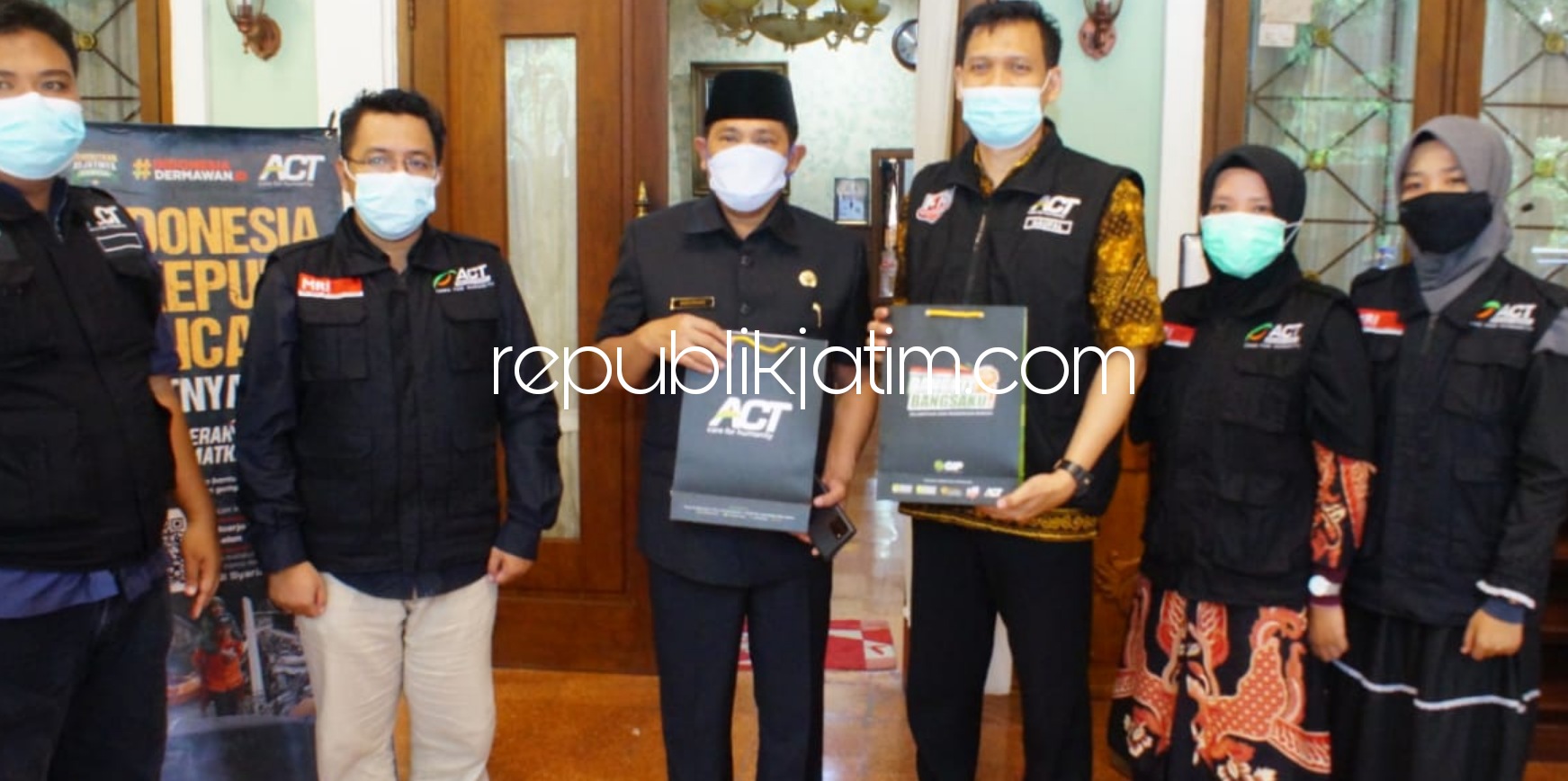 BANTUAN - Pj Bupati Sidoarjo, Hudiyono dan ACT bakal mengirim bantuan beras 40 ton dan uang tunai Rp 40 juta untuk korban banjir di Kalimantan Selatan (Kalsel), Rabu (27/01/2021).