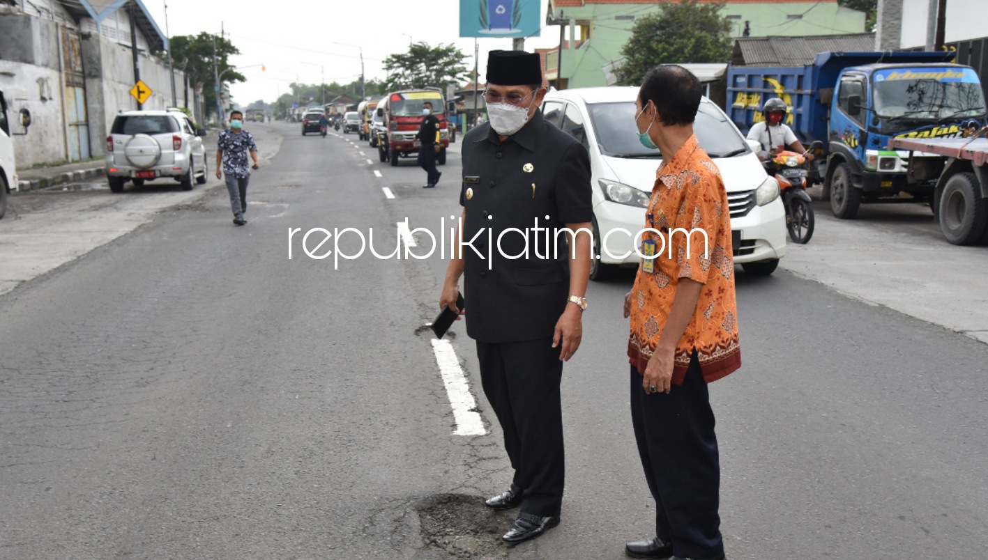 CEK - Pj Bupati Sidoarjo, Hudiyono mengecek jalan lingkar timur, di Candi, Sidoarjo yang berlubang dan kerap memicu kecelakaan bagi pengendara motor, Selasa (26/01/2021).