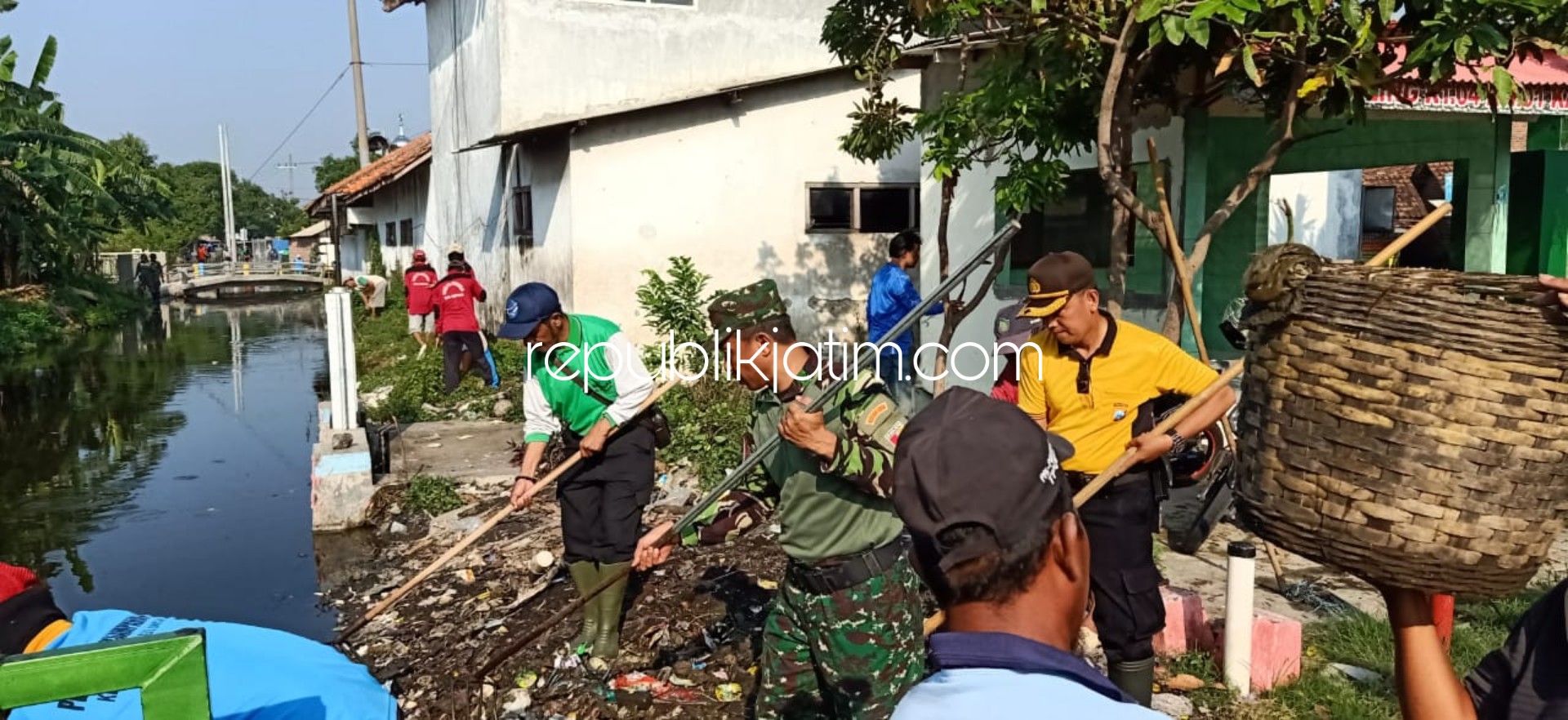 KERJA BHAKTI - Tim siaga bencana, BPBD Sidoarjo, Dinas Sosial dan DLHK Sidoarjo bersama Forkopimka Tanggulangin kerja bakti membersihkan sungai di Desa Kedungbanteng dan Desa Banjarsari, Kecamatan Tanggulangin, Sidoarjo, Selasa (28/01/2020).