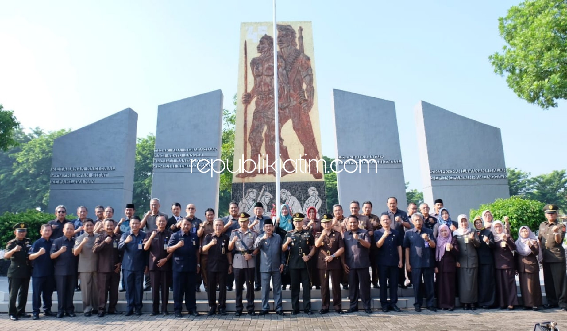 ZIARAH MAKAM - Plt Bupati Sidoarjo, Nur Ahmad Syaifuddin memimpin acara ziarah Taman Makam Pahlawan (TMP) dan para mantan Bupati Sidoarjo bersama Forkopimda sebagai salah satu rangkaian acara Hari Jadi Kabupaten Sidoarjo ke 161, Selasa (28/01/2020).