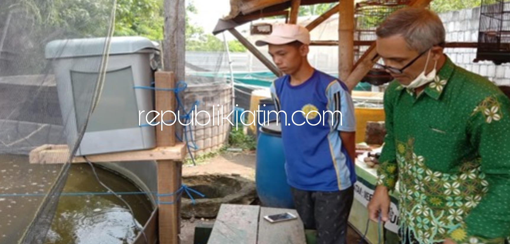 BANTUAN - Ketua Tim Abdimas Umsida, Sumarno menyerahkan bantuan Mesin Otomatis Pemberi Pakan Ikan Nila ke peternak di Desa Kalitengah, Kecamatan Tanggulangin, Sidoarjo, Kamis (28/01/2021). 