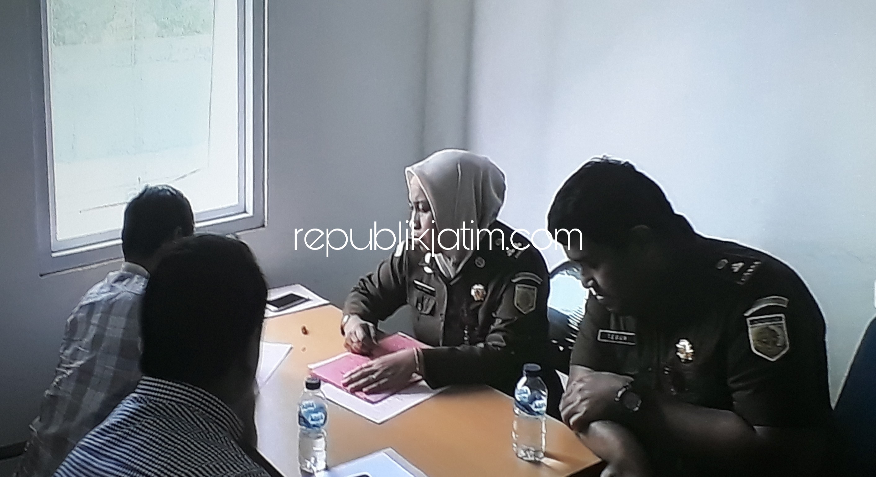 SERAHKAN - Dua tersangka kasus dugaan penggunaan faktur fiktif diserahkan tim penyidik Kanwil DJP Jatim II ke Jaksa Penuntut Umum (JPU) Kejaksaan Negeri (Kejari) Sidoarjo, Rabu (29/01/2020).